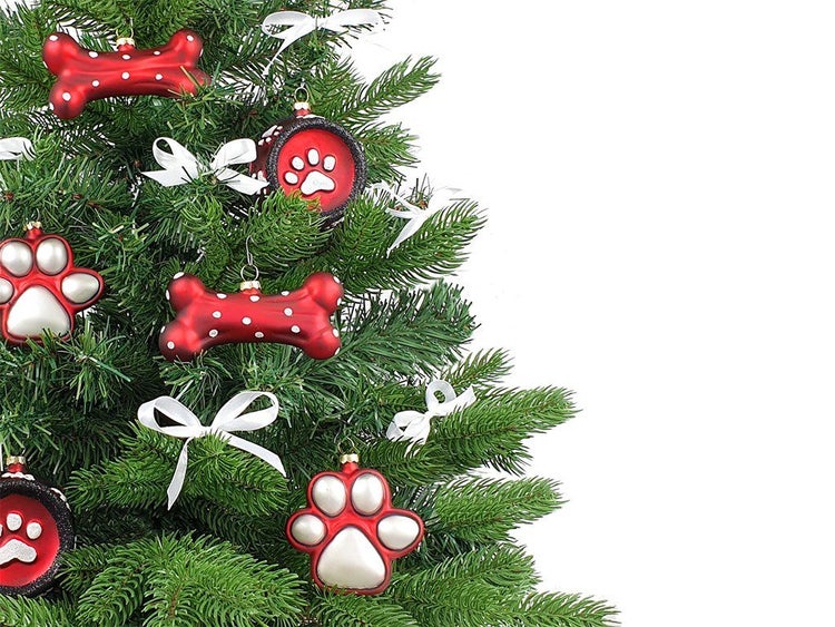 Weihnachtsbaumschmuck in Form von Hundeknochen und Pfoten an einem künstlichen Weihnachtsbaum