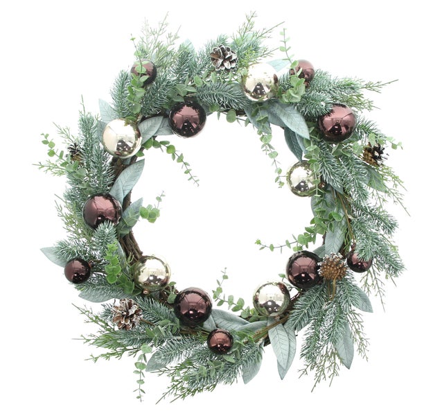 Dekorativer Weihnachtskranz mit Kugeln und Tannenzapfen