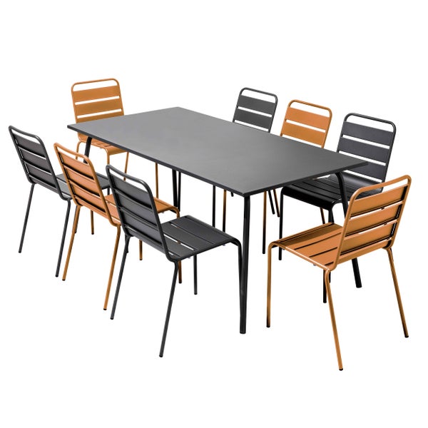 Gartenmöbel-Set bestehend aus einem rechteckigen Tisch und acht Metallstühlen mit Querstreben.