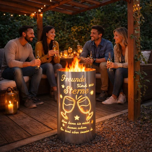 Szene mit Personen, die um eine Feuerstelle im Freien sitzen, auf der der Spruch 'Freunde sind wie Sterne' steht.