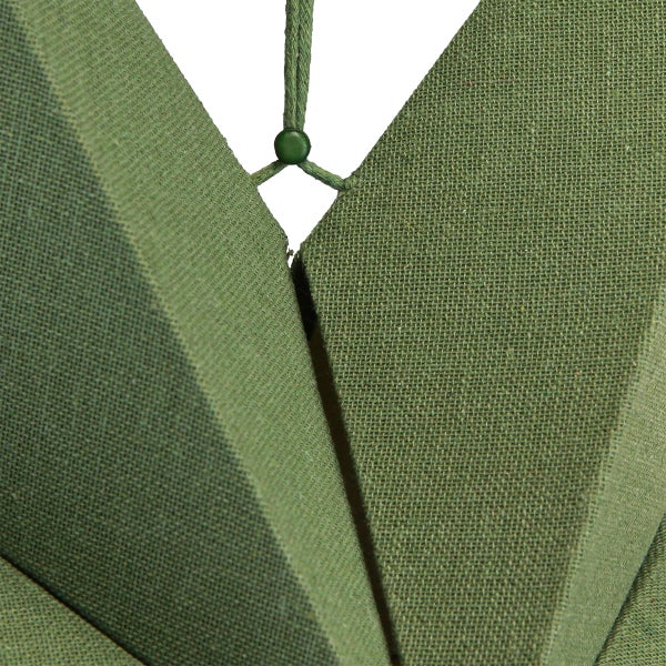 Detailaufnahme einer grünen Papiersternlampe mit Stoffstruktur und Aufhängeschnur