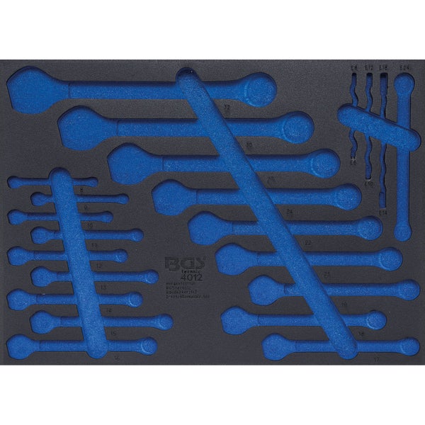 Szene mit Sonnenschirm mit verstellbarem Winkel und 360 Grad Drehung über einer blauen Loungegarnitur im Freien.