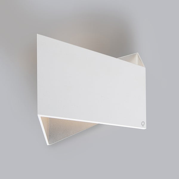 Moderne weiße Wandleuchte mit geometrischem Design. Lichtaustritt nach oben und unten. Q-Smart-Home Logo.