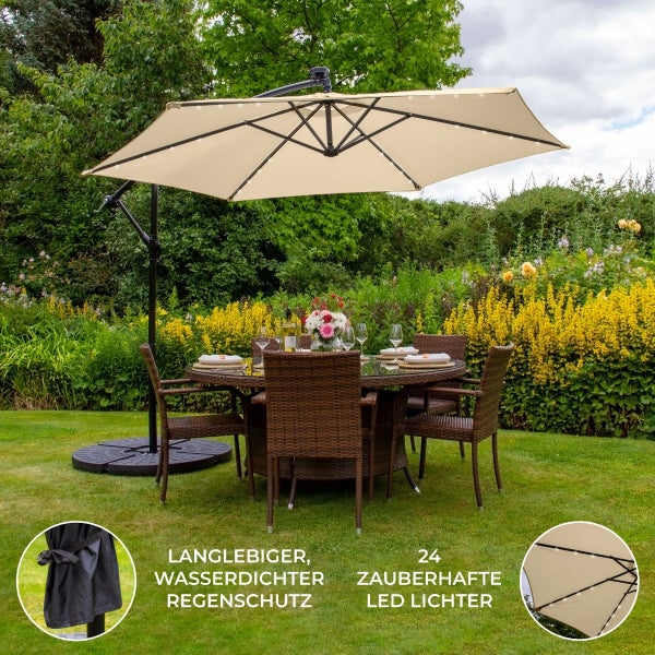 Gartenszene mit einem runden Esstisch aus Rattan unter einem rechteckigen Sonnenschirm mit LED-Beleuchtung