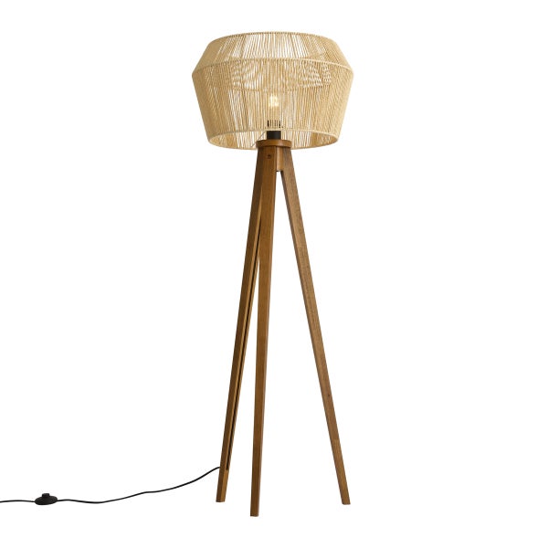 Dreibein-Stehlampe mit Holzgestell und einem naturfarbenen Lampenschirm aus gewickelter Kordel.