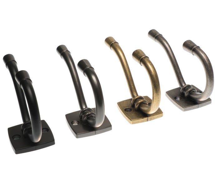 Vier Wandhaken mit quadratischer Montageplatte und doppeltem Haken aus Metall