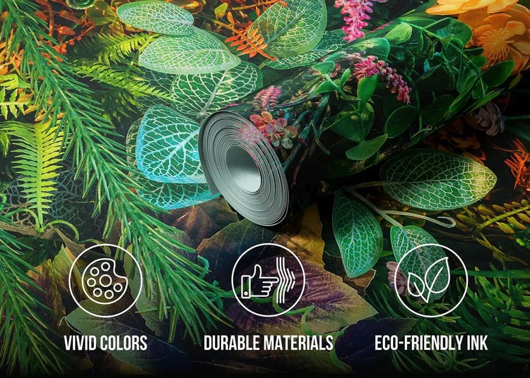 Tapetenrolle mit botanischem Muster aus Blättern und Blumen. Symbole für lebendige Farben, langlebige Materialien und umweltfreundliche Tinte.
