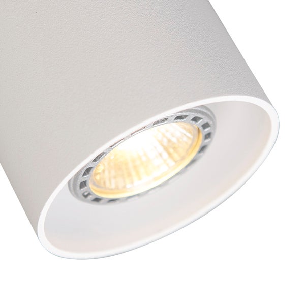 Nahaufnahme einer weißen Wandleuchte mit Licht