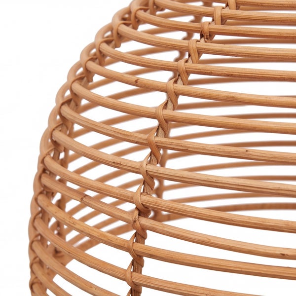 Lampenschirm aus geflochtenem Rattan in halbkugeliger Form.
