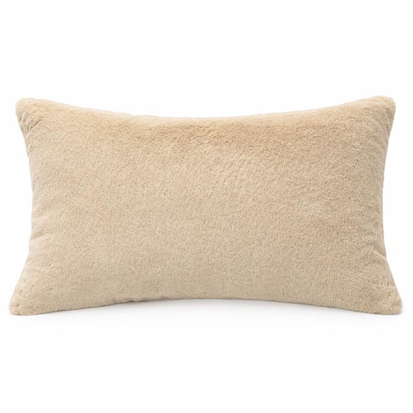 Rechteckiges Dekokissen mit Kunstfell-Bezug in Beige.