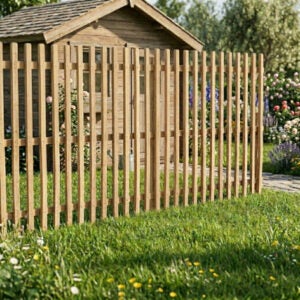 Lattenzaun aus Holz in einem Garten mit Gartenhaus und Blumen im Hintergrund.