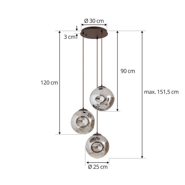 Abmessungen einer dreiflammigen Pendelleuchte mit runden Glasschirmen: Baldachindurchmesser 30 Zentimeter, maximale Höhe 151,5 Zentimeter.