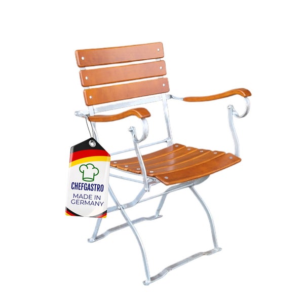 Klappbarer Gartenstuhl mit Metallgestell, Holzlatten und Armlehnen. Hergestellt in Deutschland. Chefgastro Logo.