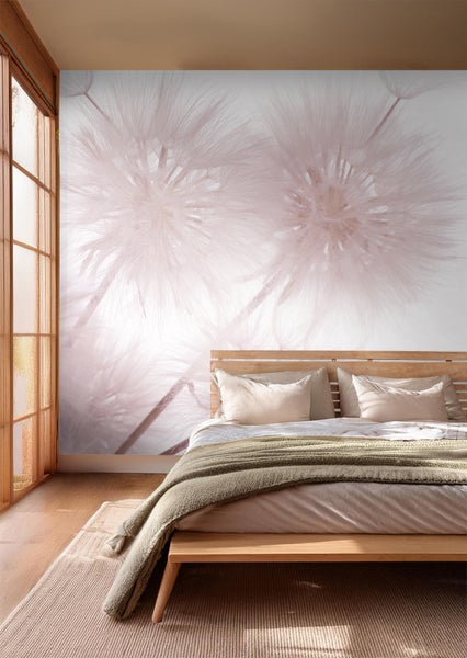 Schlafzimmer mit Fototapete mit Pusteblumenmotiv über dem Bett.