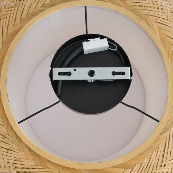 Deckenbefestigung einer Lampe mit Metallbügel, Lüsterklemme und schwarzem Kabel in einem geflochtenen Lampenschirm.