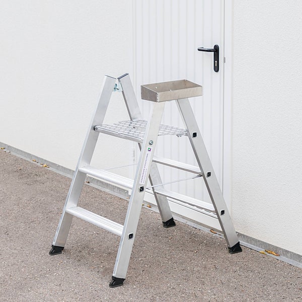 Aluminium-Tritt mit Ablageschale vor einer Tür