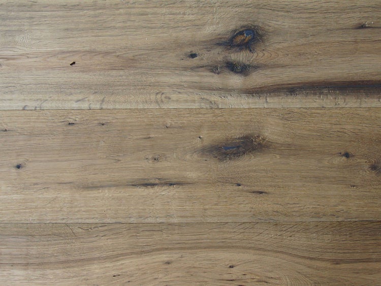 Rustikale Holzdielen mit Astlöchern und natürlicher Maserung.