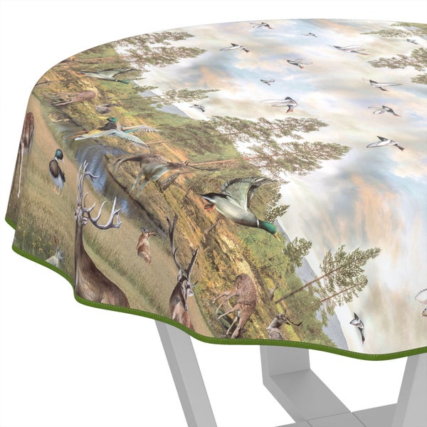 Tischdecke mit Waldtier-Motiv auf einem Tisch