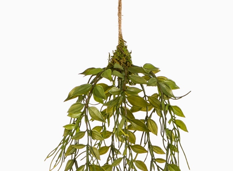 Künstliche Hängepflanze mit grünen Blättern und Juteschnur.