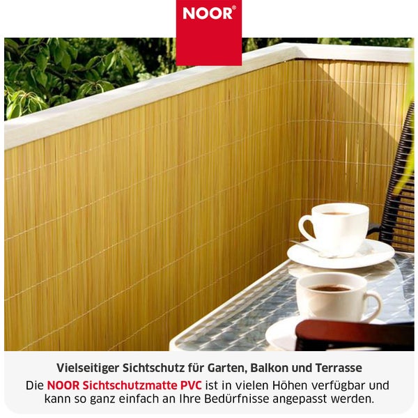 Noor Sichtschutzmatte aus Kunststoff montiert an einem Balkongeländer mit Kaffeetassen auf einem Tisch.