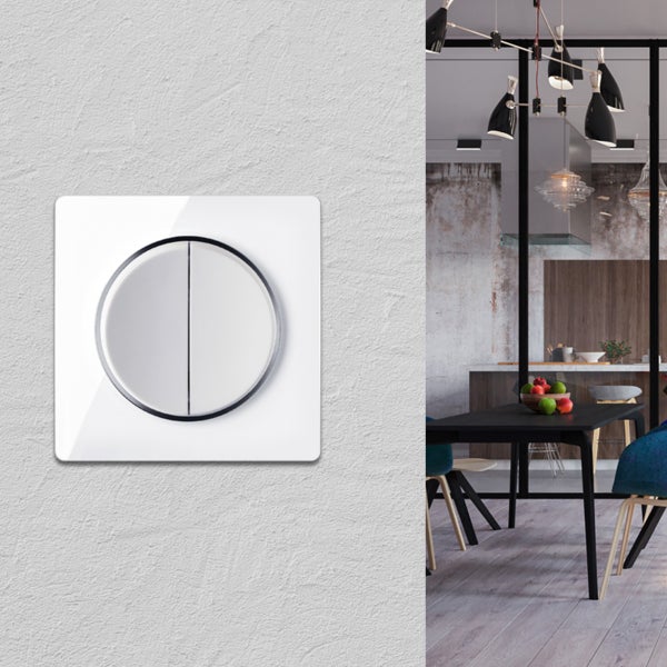 Doppelwippschalter fuer die Unterputzinstallation an einer strukturierten Wand mit Blick in einen modernen Essbereich