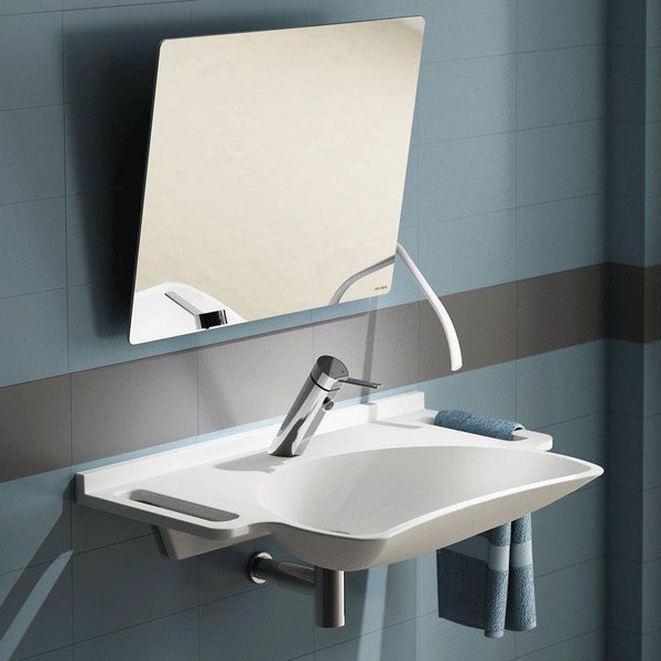 Barrierefreies Waschbecken mit Armatur und Spiegel im Badezimmer
