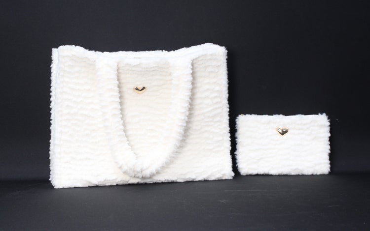 Weiße Handtasche und Geldbörse aus Teddyplüsch