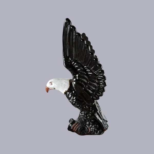 Dekofigur Adler aus glasierter Keramik mit erhobenem Flügel