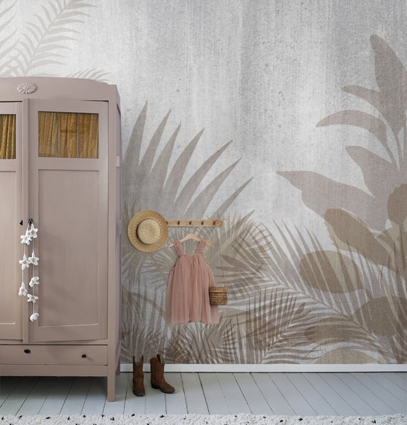 Szene mit Kleiderschrank, Kleidung und Tapete mit Pflanzenmotiven