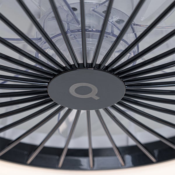 Nahaufnahme eines Ventilators mit schwarzem Schutzgitter, transparenten Flügeln und Q Logo.