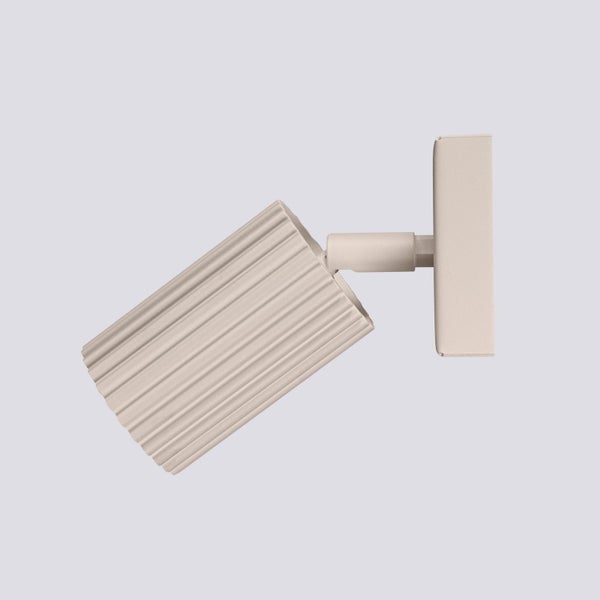 Wandstrahler mit geripptem Lampenschirm