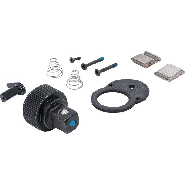 Einzelteile eines Ratschenschlüssels, inklusive Schrauben, Federn und Abdeckungen