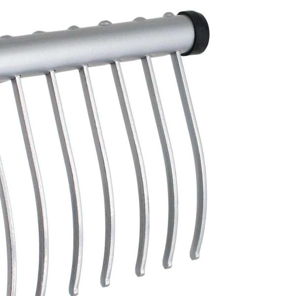 Detailansicht der gebogenen Metallzinken einer Gartenharke.