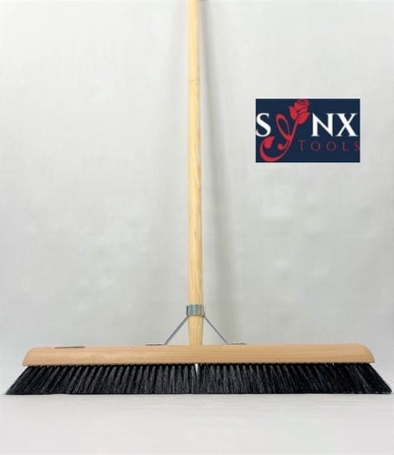 Kehrbesen mit Holzstiel und Borsten