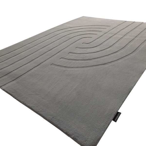 Rechteckiger Teppich mit geometrischem Linienmuster in Reliefoptik aus weichem Material.