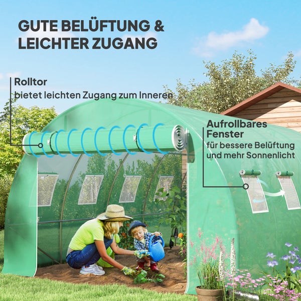 Folientreibhaus mit aufrollbarer Tür und Fenstern. Frau und Kind beim Gärtnern im grünen Folientunnel.