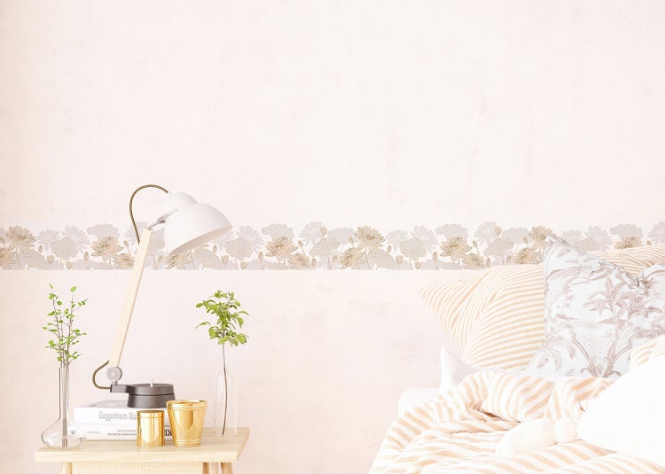 Bordüre mit floralem Muster aus Lotusblüten in einem hellen, modern eingerichteten Schlafzimmer.