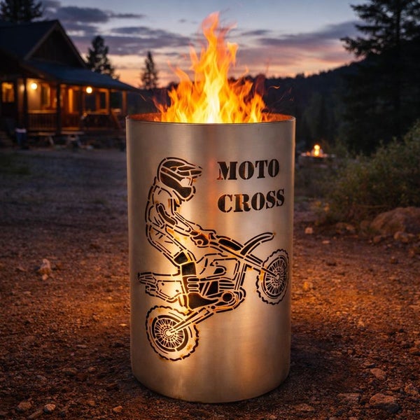 Feuerstelle aus Metall mit Moto Cross Design und brennendem Feuer