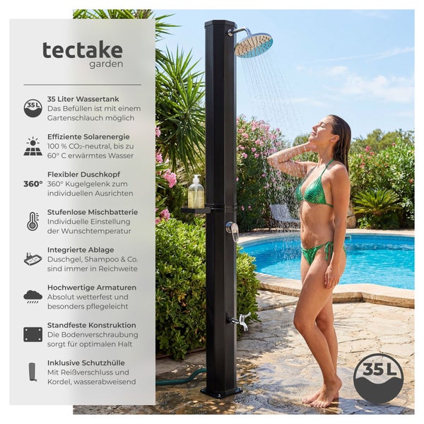 tectake garden Solardusche in Schwarz mit 35-Liter-Tank und flexiblem Duschkopf in einer sonnigen Gartenszene am Pool mit integrierter Ablage.