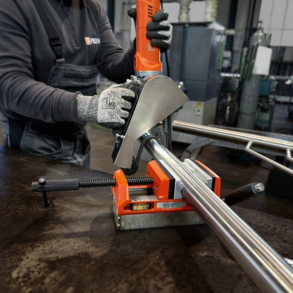 Fein Rohr-Bandschleifer in Orange und Silber zur Bearbeitung von Metallrohren.