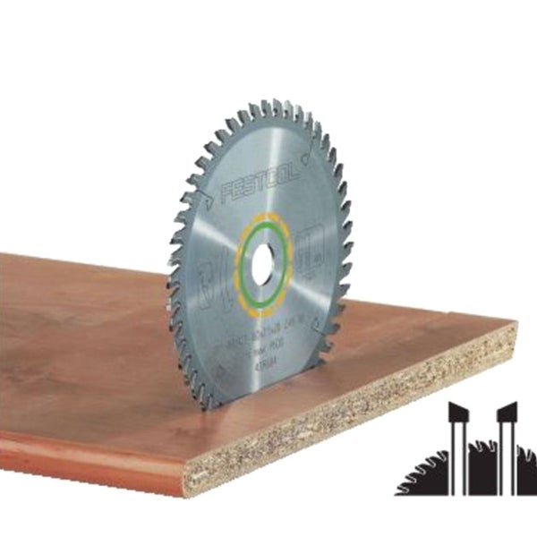 Metallregal mit drei Regalböden und einer Frau, die daneben steht