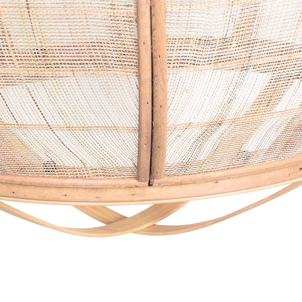 Detailansicht einer runden Pendelleuchte aus Rattan mit geflochtenem Schirm.