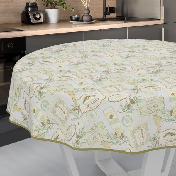 Runde Tischdecke mit Olivenöl-Motiv auf einem Küchentisch