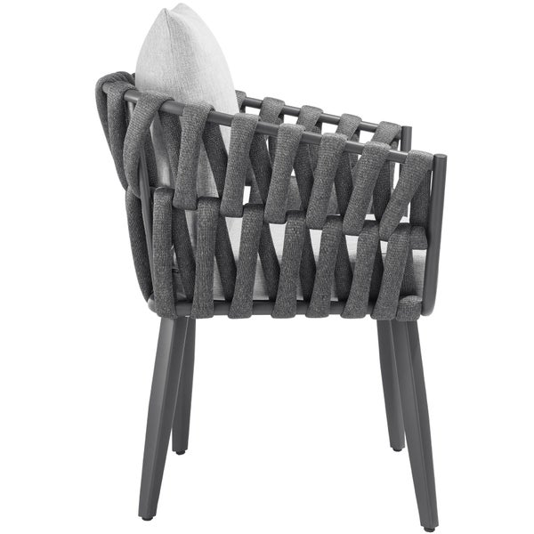 Gartensessel mit geflochtener Sitzfläche und Rückenlehne sowie Kissen