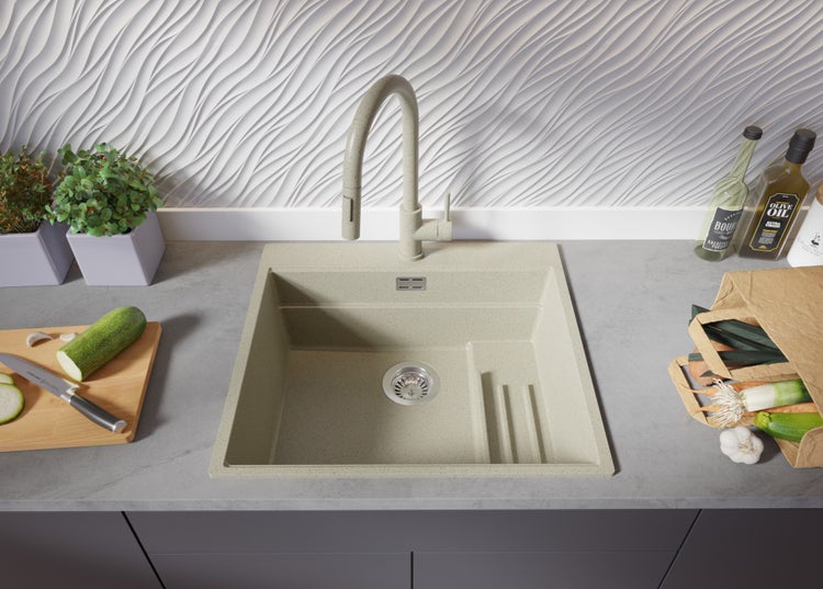 Küchenszene mit Spüle, Armatur und Lebensmitteln auf einer Arbeitsfläche