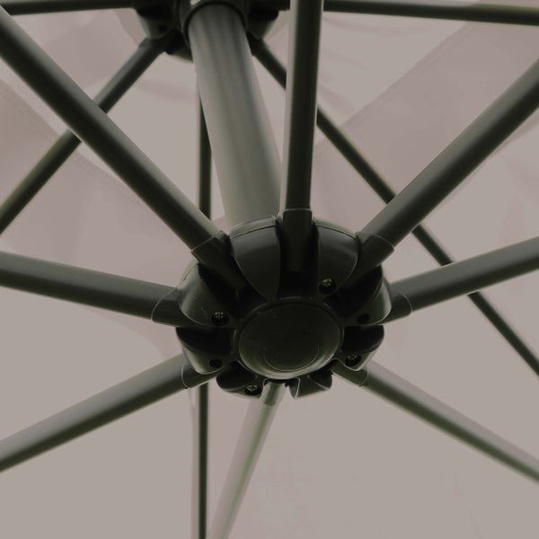 Detailansicht der dunkelgrauen Metallstreben und des Schiebers eines Sonnenschirms von unten.