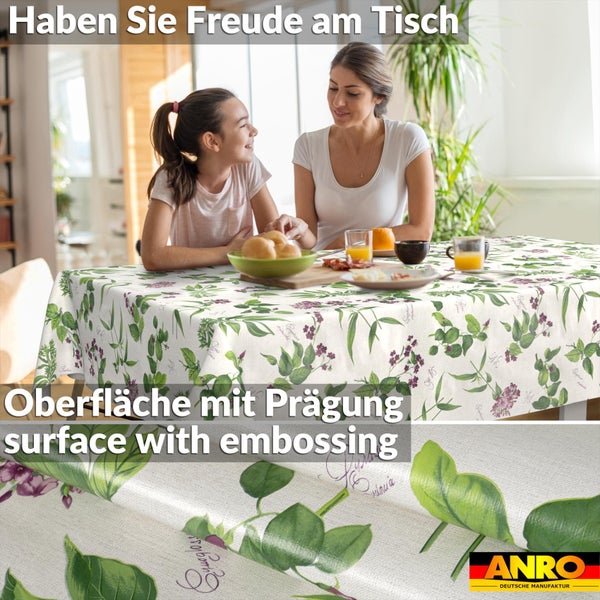 Abwaschbare ANRO Tischdecke mit floralem Kräutermuster und geprägter Oberfläche. Szene mit Mutter und Tochter am gedeckten Tisch. ANRO Logo.