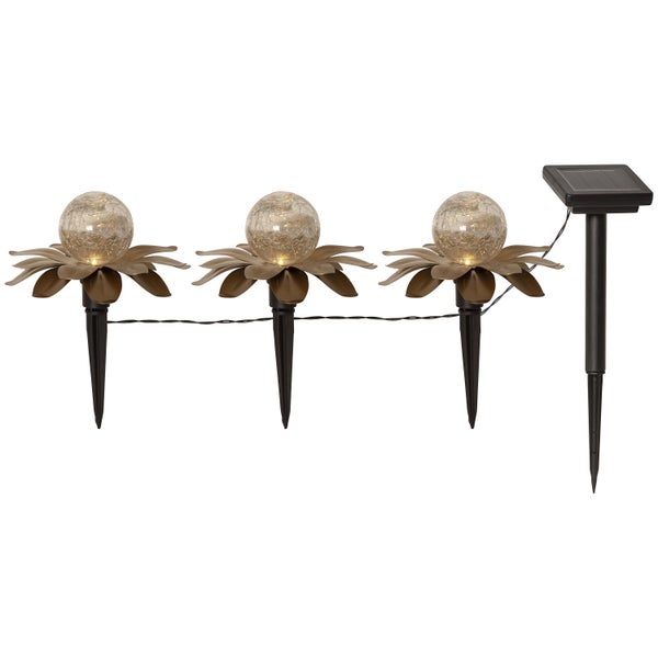 Beleuchteter Garten mit Blumenlampen und Solarpanel