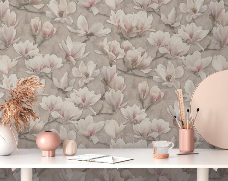 Vliestapete mit floralem Magnolienmuster in einem modernen Arbeitszimmer mit Schreibtisch und Dekoartikeln.