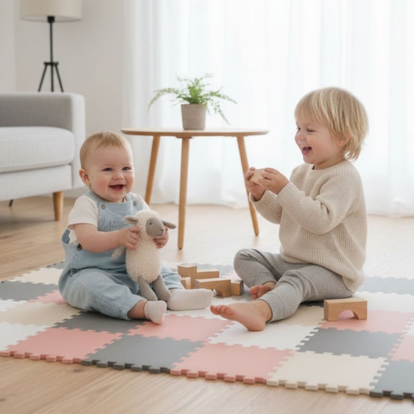 Zwei Kinder spielen mit Spielzeug auf einer mehrfarbigen Puzzle-Spielmatte in einem hellen, modern eingerichteten Wohnzimmer mit Holzboden.